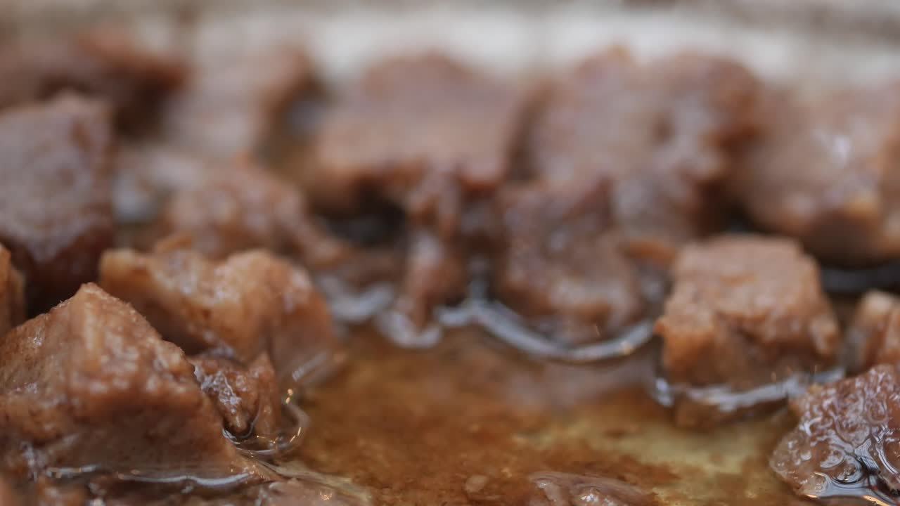 cubos de carne frita