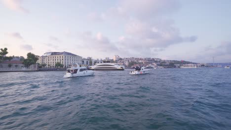 Vista-De-La-Ciudad-Con-Yates-Y-Ferries-En-El-Bósforo.