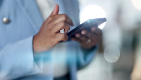 mujer, manos y escribiendo en el teléfono celular en la noche