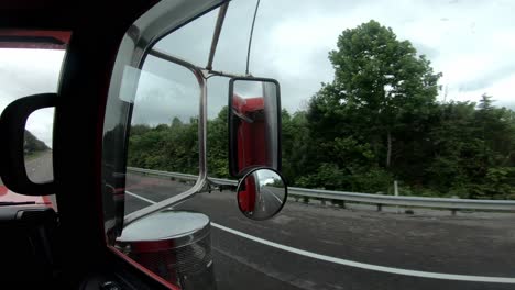 Toma-En-Corte-A-Lo-Largo-De-La-Autopista-Interestatal-Desde-La-Ventana-Del-Camión.