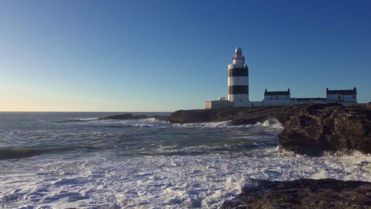 Faro di Hook, Wexford, Irlanda, mari agitati, onde imponenti, cieli blu, inizio primavera, luoghi epici irlandesi