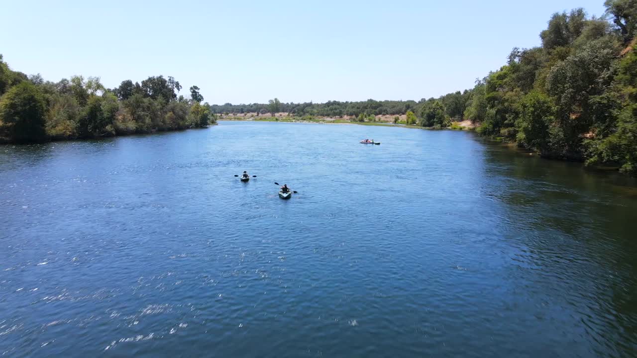 una excelente toma aérea de gente haciendo kayak en el río americano en sacramento california