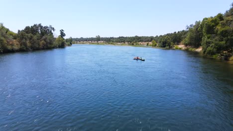 Una-Excelente-Toma-Aérea-De-Gente-Navegando-En-Kayak-Por-El-Río-Americano-En-Sacramento,-California