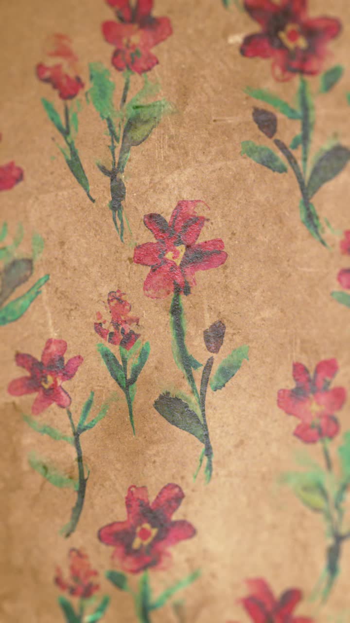 Fiori rossi dipinti a mano che sbocciano su carta marrone rustica