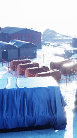 estación de investigación de la antártida con tanques de combustible en la nieve