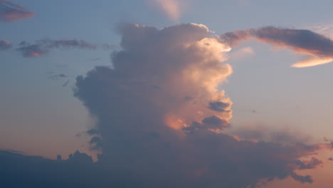 hermosos cielos cálidos nubes de puesta de sol en la noche