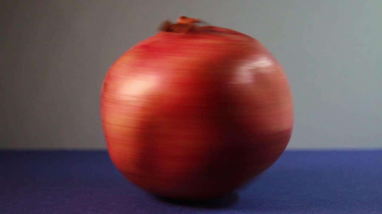 granada en rotación rápida sobre fondo azul-1