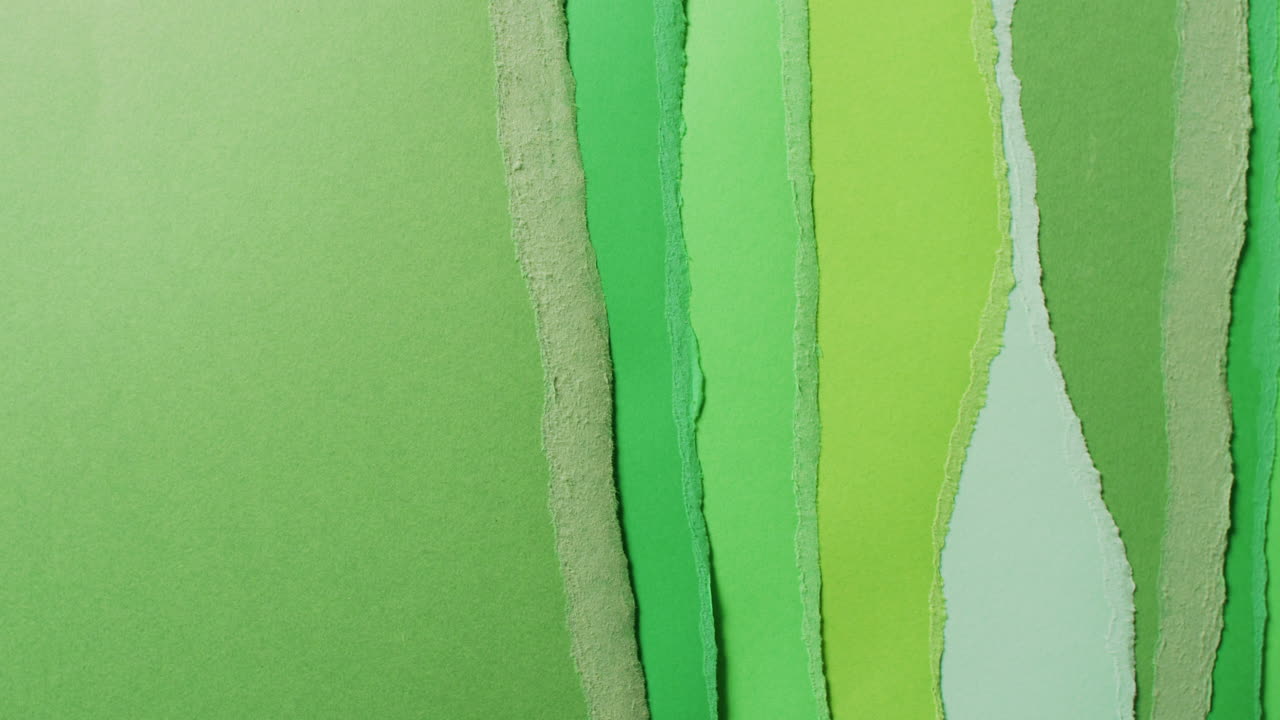 video de primer plano de pedazos rasgados de fondo de papel verde