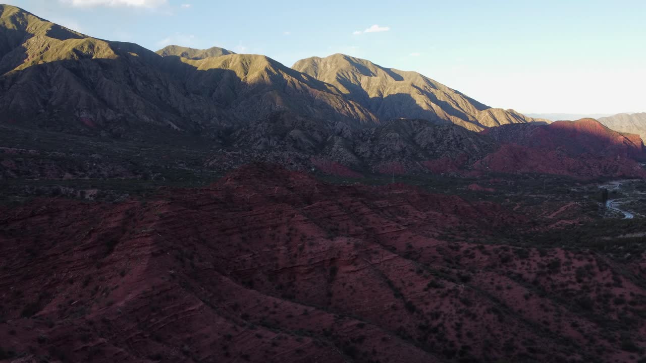 el valle del río en la sombra profunda como la luz del sol ilumina las cimas de las montañas