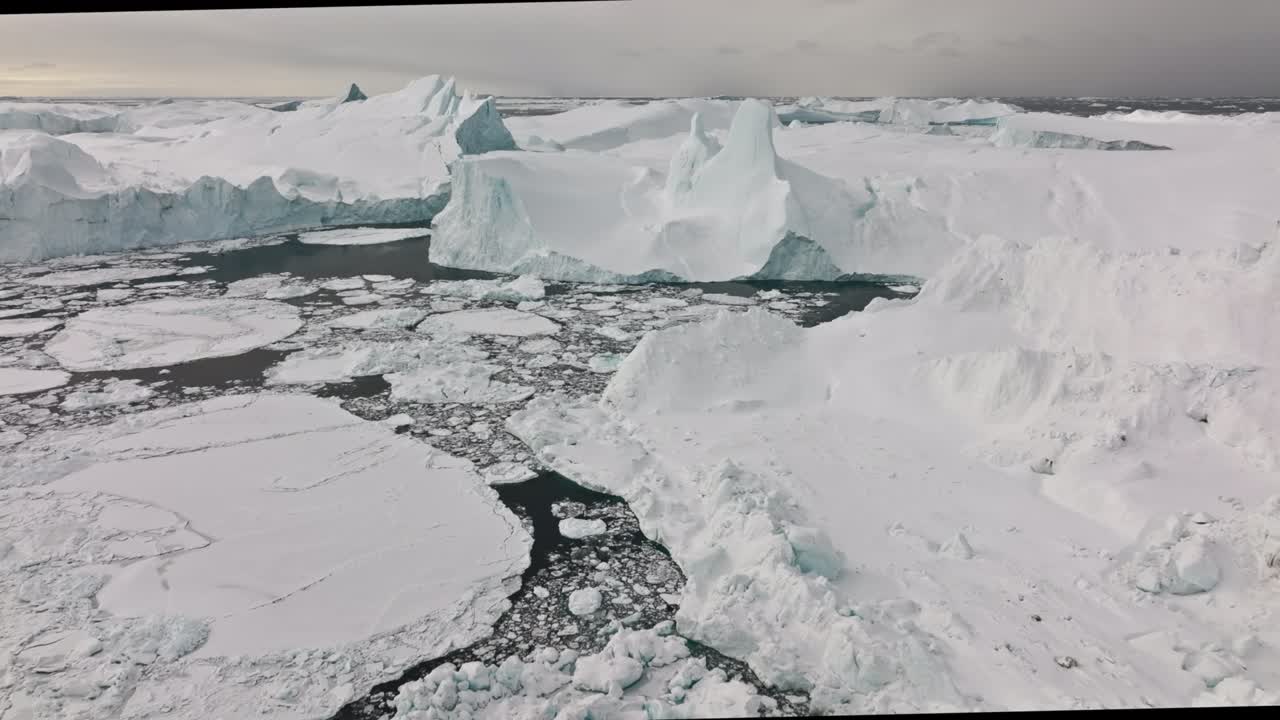 avión no tripulado sobre el mar y el hielo del fiordo de hielo de ilulissat