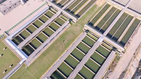 fotografía aérea de arriba hacia abajo de la planta de tratamiento, barrera de salinidad durante un día soleado en la república dominicana