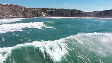 surf na praia da arrifana, portugal