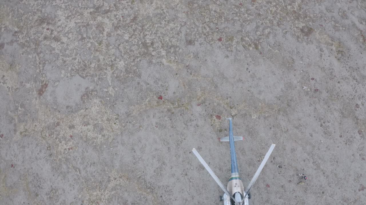 헬리터가 건조한 에 착륙합니다.