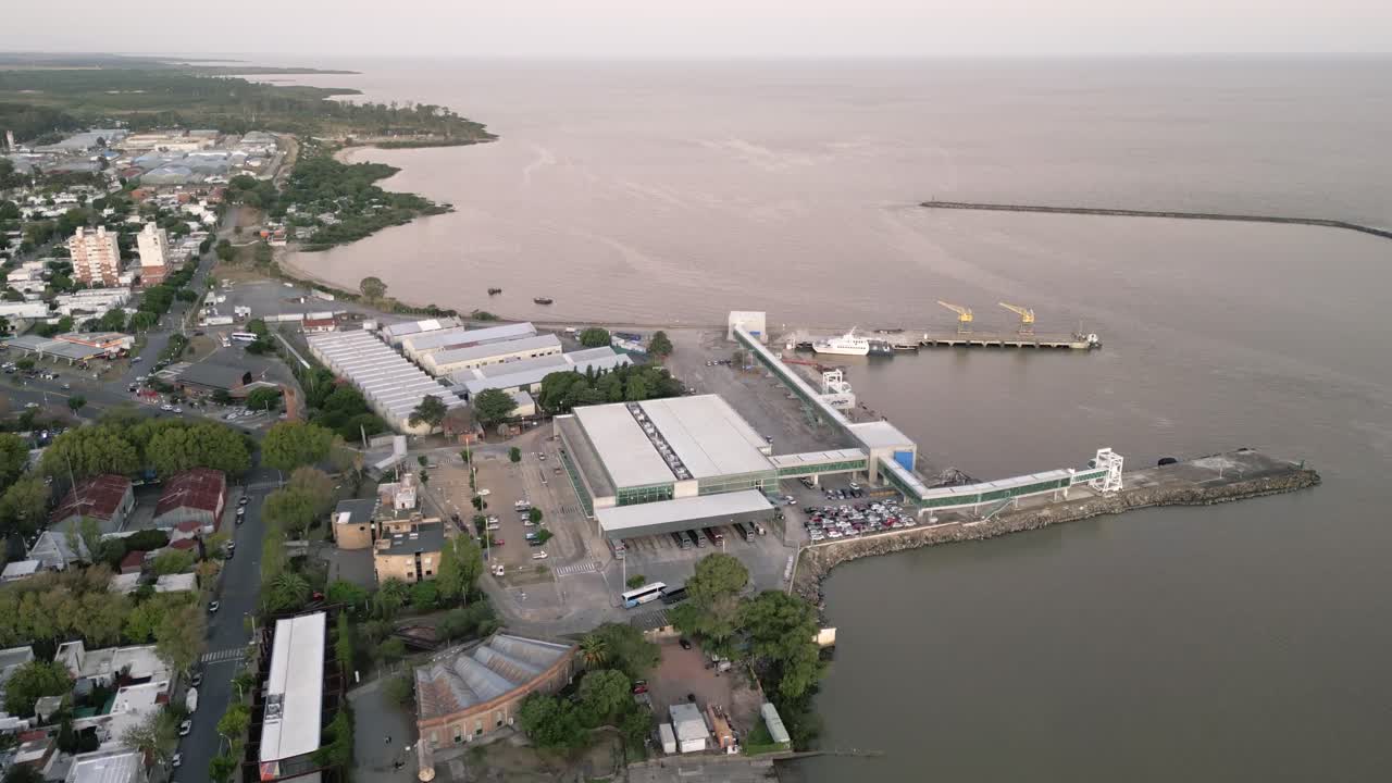Vista aerea che sorvola la diga foranea del porto costiero di Colonia del Sacramento sulla costa dell'Uruguay.