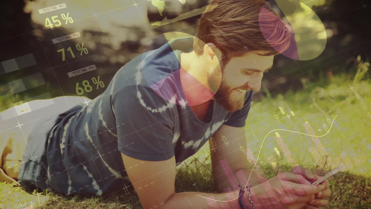 공원에서 스마트폰을 사용하는 백인 남성에 대한 금융 데이터 처리 애니메이션