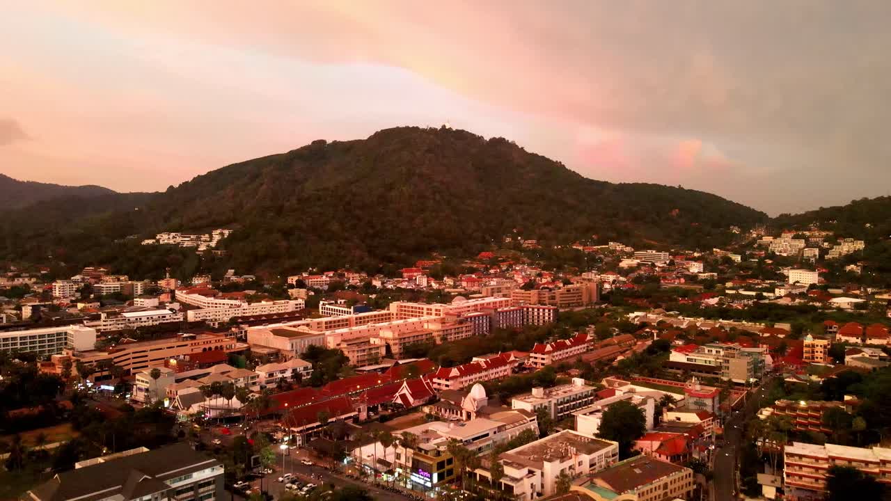 vista aérea del atardecer del paisaje urbano de phuket cerca de la playa de kata