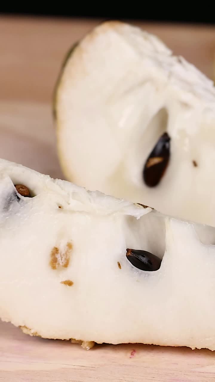 rebanadas de manzana de crema expuestas en una tabla de madera