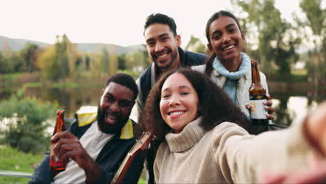 selfie, acampar y amigos con cerveza en un bosque