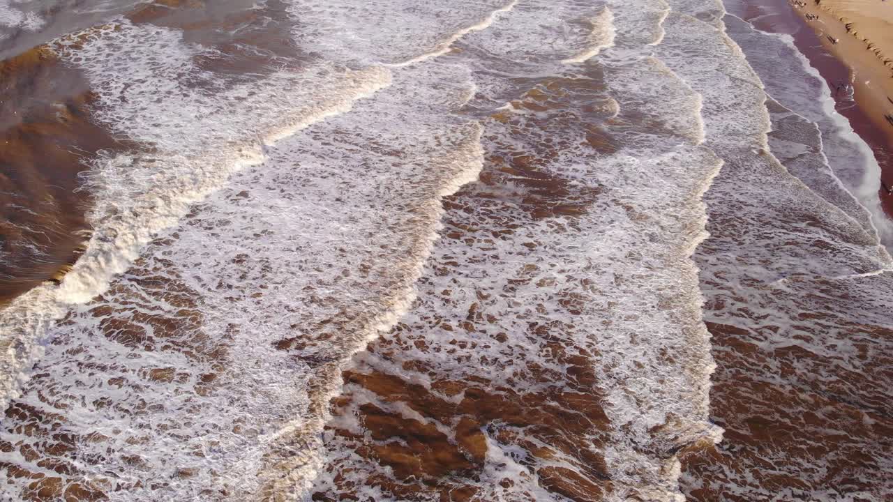 네덜란드 카트위크 안 지에서 여름 동안 거친 거품 파도가 있는 바다의 풍경