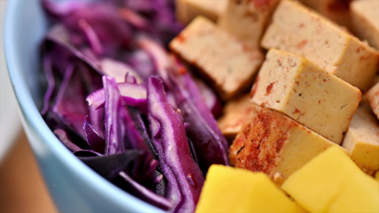 Primo piano di poke vegano con verdure e tofu in una ciotola