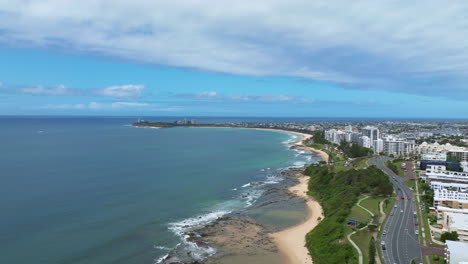 Amplio-Drone-Aéreo-Mooloolaba-Beach-Ciudad-Costera-Y-Carretera-En-Un-Día-Soleado-Con-Vistas-Al-Océano,-4k-Australia