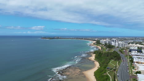 drone aéreo ancho playa de mooloolaba ciudad costera y carretera en un día soleado con vistas al océano, 4k australia