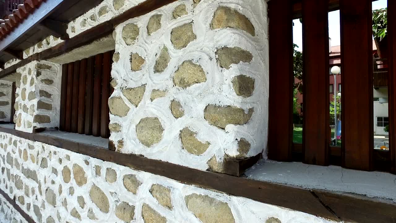 고대 창문과 함께 돌 벽을 따라 는 4k steadicam pov