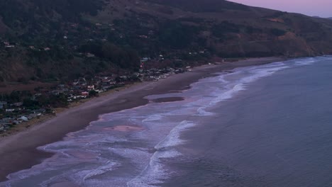 Foto-Del-Atardecer-Tardío-De-Una-Playa-En-Las-Afueras-De-San-Francisco-En-California.