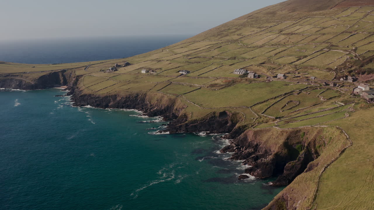 Paesaggio costiero irlandese con muri in pietra