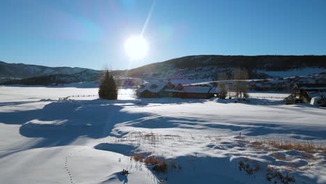 Excelente-Vista-Aérea-De-Un-Rancho-En-Invernal-Steamboat-Springs,-Colorado