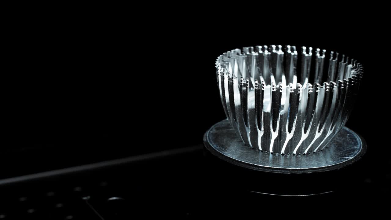 plataforma de levitación abstracta de 4k en fondo negro