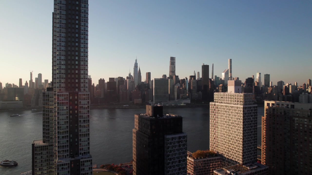 Luksuriøse leilighetsbygg i Long Island City med Manhattans skyline i bakgrunnen, 4K droneopptak