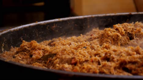 plato polaco - bigos. cocción de repollo en una olla grande al aire libre