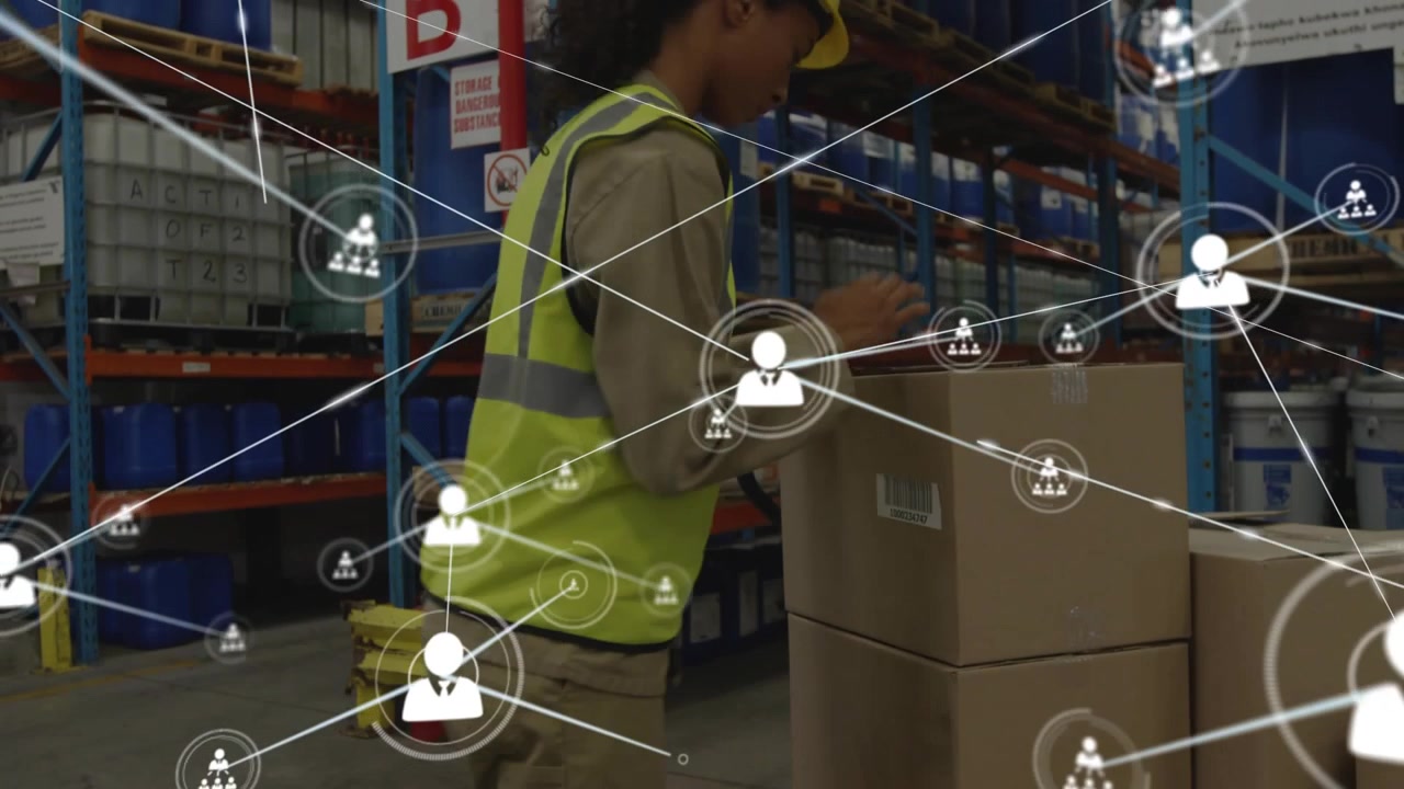Lavoratrice di magazzino che scansiona etichette, con sovrapposizioni che iniziano, sollevando scatole per l'inventario.