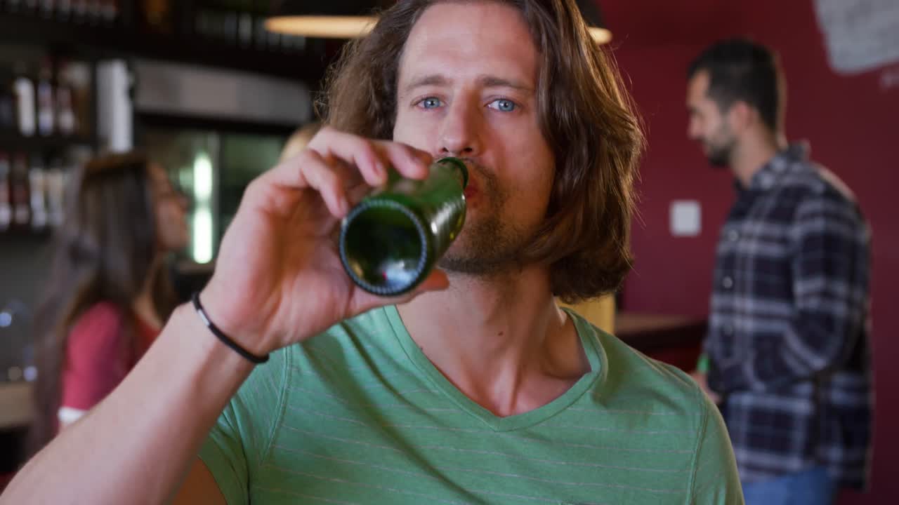 hombre mirando a la cámara y sonriendo