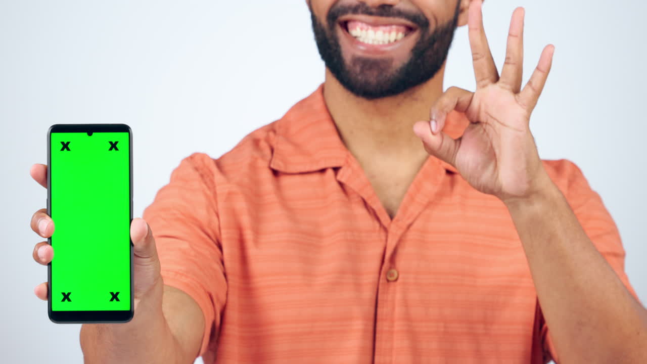 전화, 녹색 스크린, 그리고 네를 가진 남자