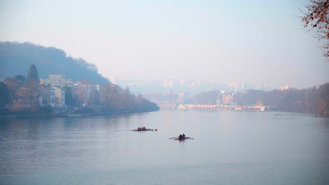 Entrenamiento-De-Remo-En-Francia,-Lyon-Un-Domingo-Por-La-Mañana-Para-Un-Día-Saludable