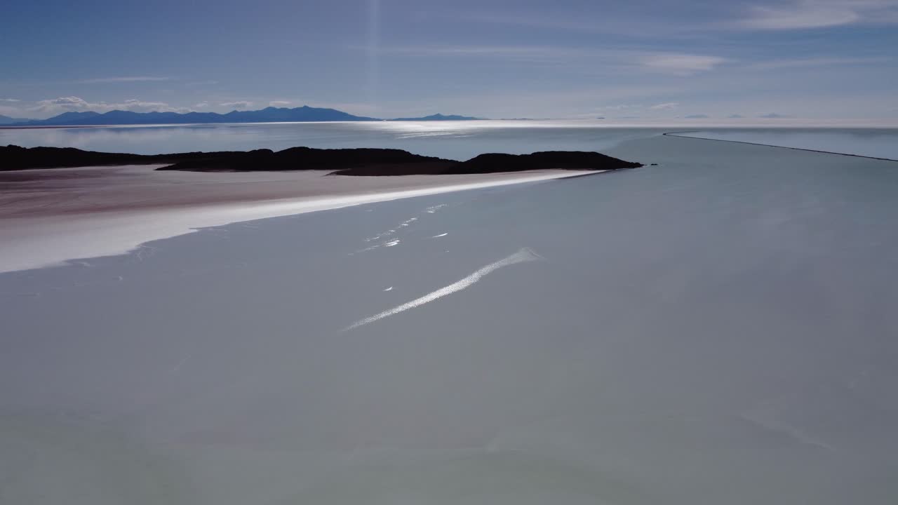 회전하는 항공기는 볼리비아 알티플라노의 우유니 소금 호수의 광활함을 드러니다.