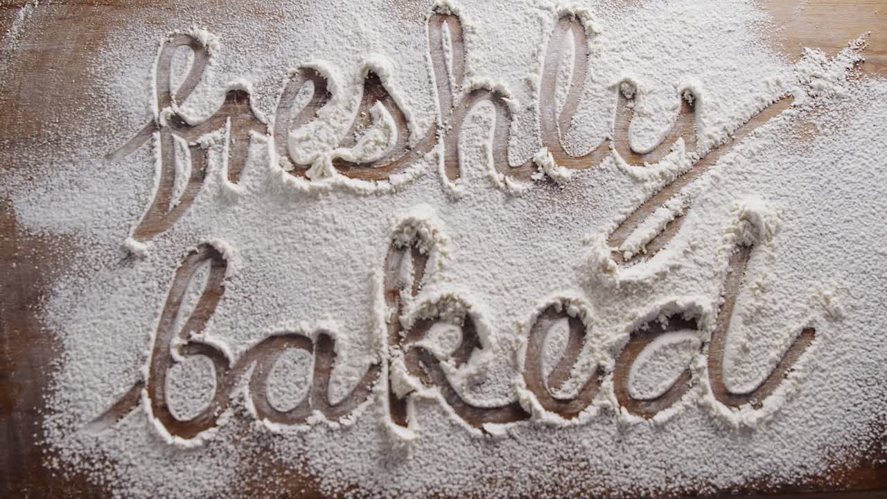 새로 구운 단어가 뿌린 밀가루 4k에 쓰여져 있습니다.