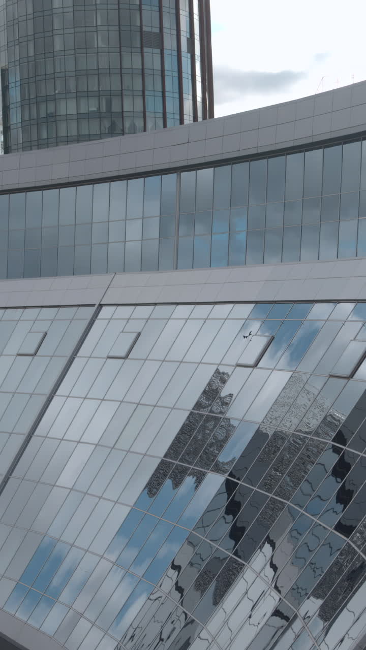 современная архитектура со стеклянными фасадами