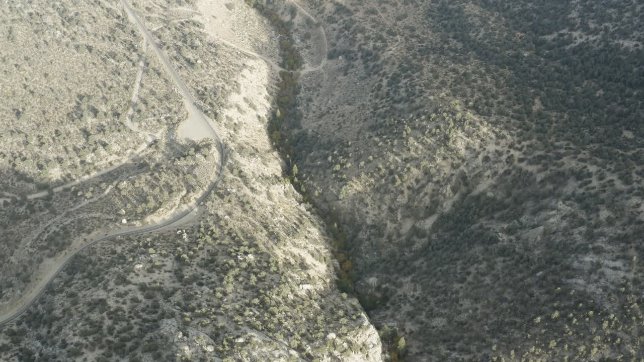 vuelo a lo largo de la carretera whitney portal y lone pine creek california