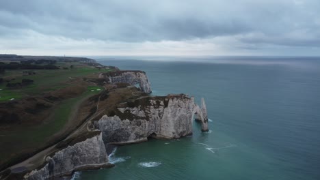 drone gira alrededor de los famosos acantilados de etretat en normandía en francia