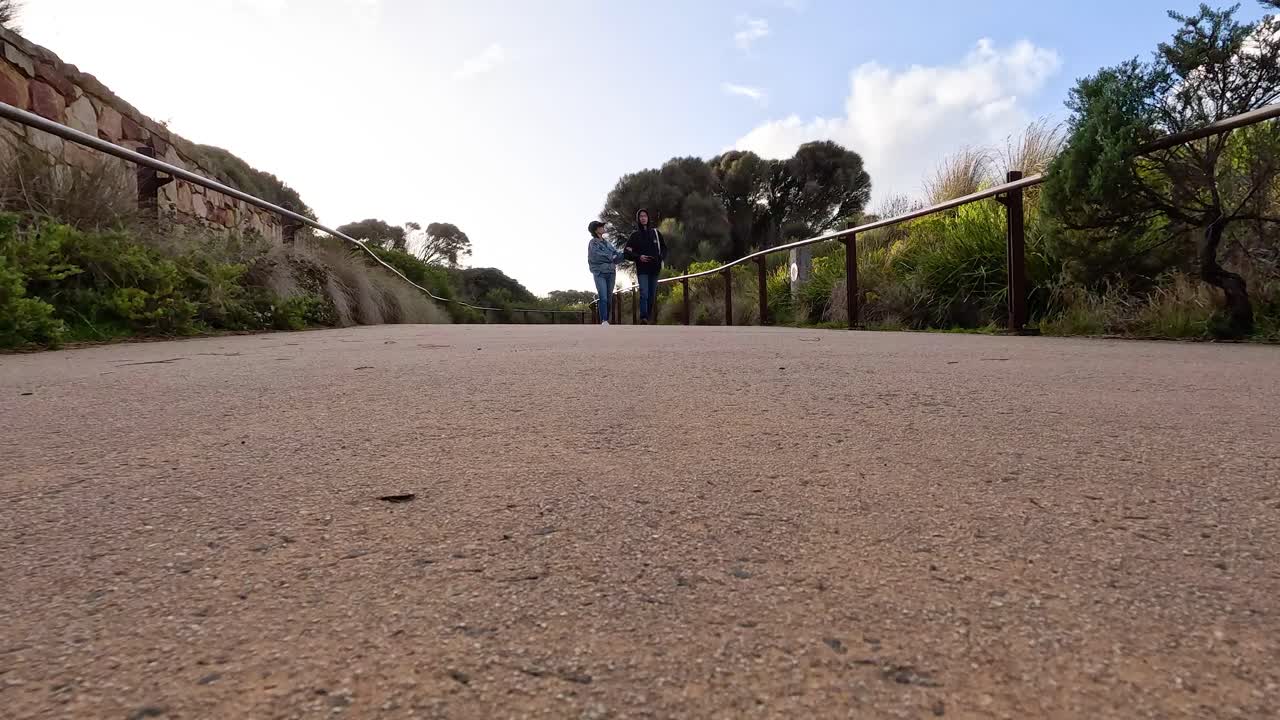 한 부부가 경치 좋은 길을 고 있다