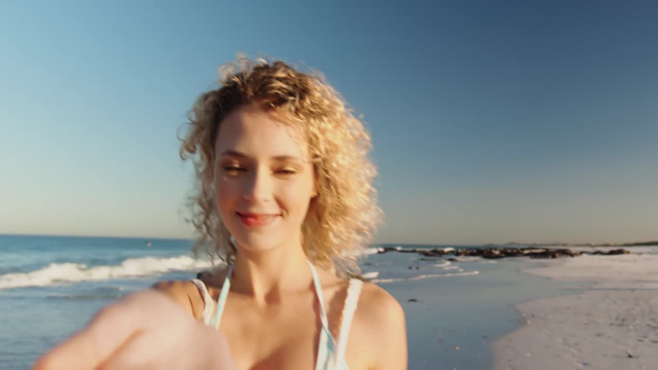 mujer joven relajándose junto al mar 4k