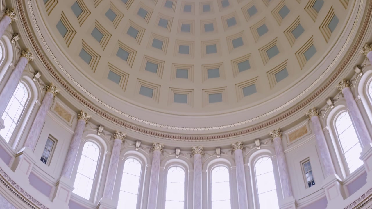 Ripresa cinematografica con gimbal, inclinazione verso il basso, dell'esterno dell'edificio del Campidoglio dello Stato del Wisconsin in una giornata di sole con movimento di telecamera fluido e stabilizzato