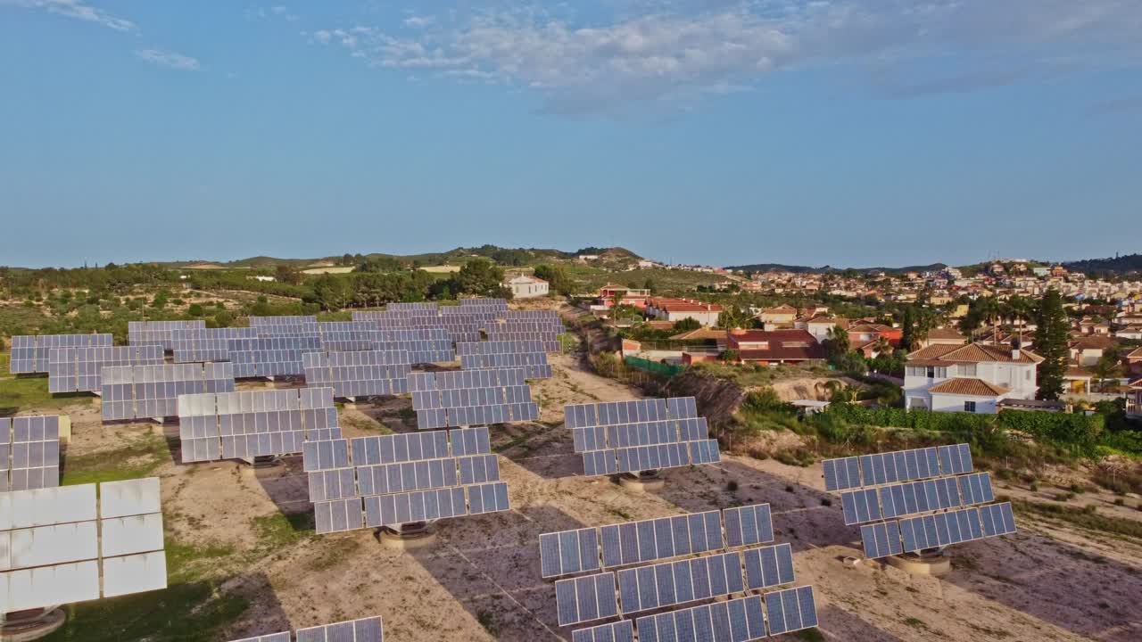 воздушный снимок беспилотника, летящего над полем солнечных панелей, производство электроэнергии