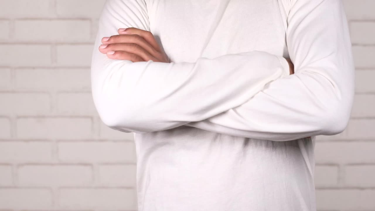 팔을  ⁇ 은 남자