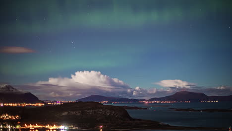 Grünes-Aurora-Borealis-Und-Wechselnde-Wolken-Im-Zeitraffer-über-Alesund,-Norwegen