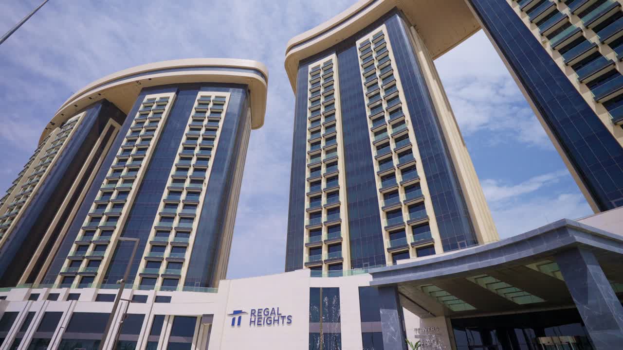 vista para un hotel en el alamein, egipto tiro de ángulo bajo, tiro ancho, tiro de empujón en la mañana día nublado