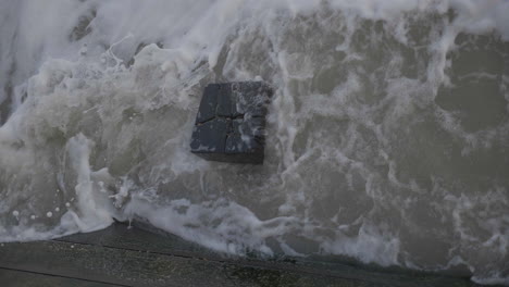 El-Mar-Rompiendo-Contra-Un-Pilón-De-Muelle-De-Madera.